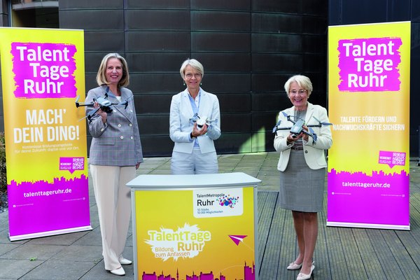 Dr. Britta L. Schröder, Geschäftsführerin der Stiftung TalentMetropole Ruhr, die nordrhein-westfälische Schul- und Bildungsministerin Dorothee Feller und Bärbel Bergerhoff-Wodopia, Mitglied des Vorstandes der RAG-Stiftung und Bildungsbeauftragte des Initiativkreises Ruhr.