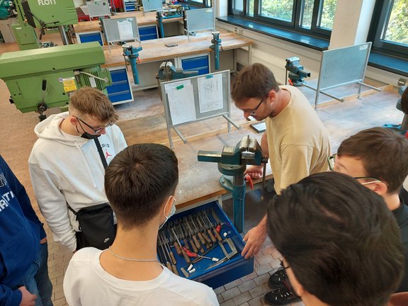 Metallwerkstatt_für_technisch_Interessierte_160922.jpg  