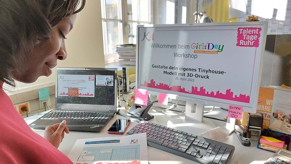 12 TeilnehmerInnen gestalteten beim Girl's Day ihr eigenes Tiny House Modell